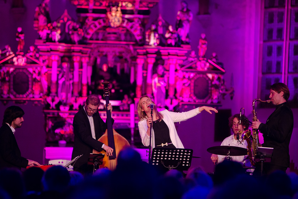 Hochzeitssängerin zur Trauung oder Ringübergabe in der Kirche.