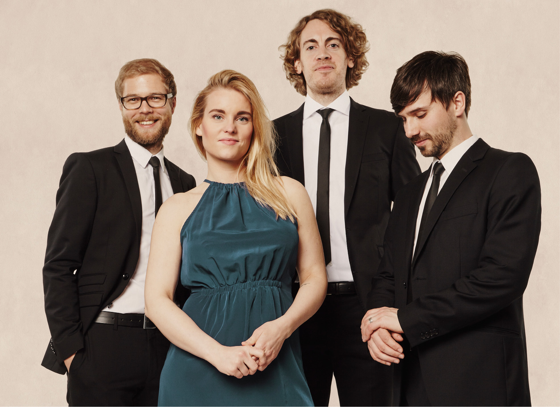 Eine Jazzband mit Weihnachtssong für ihre Feier.